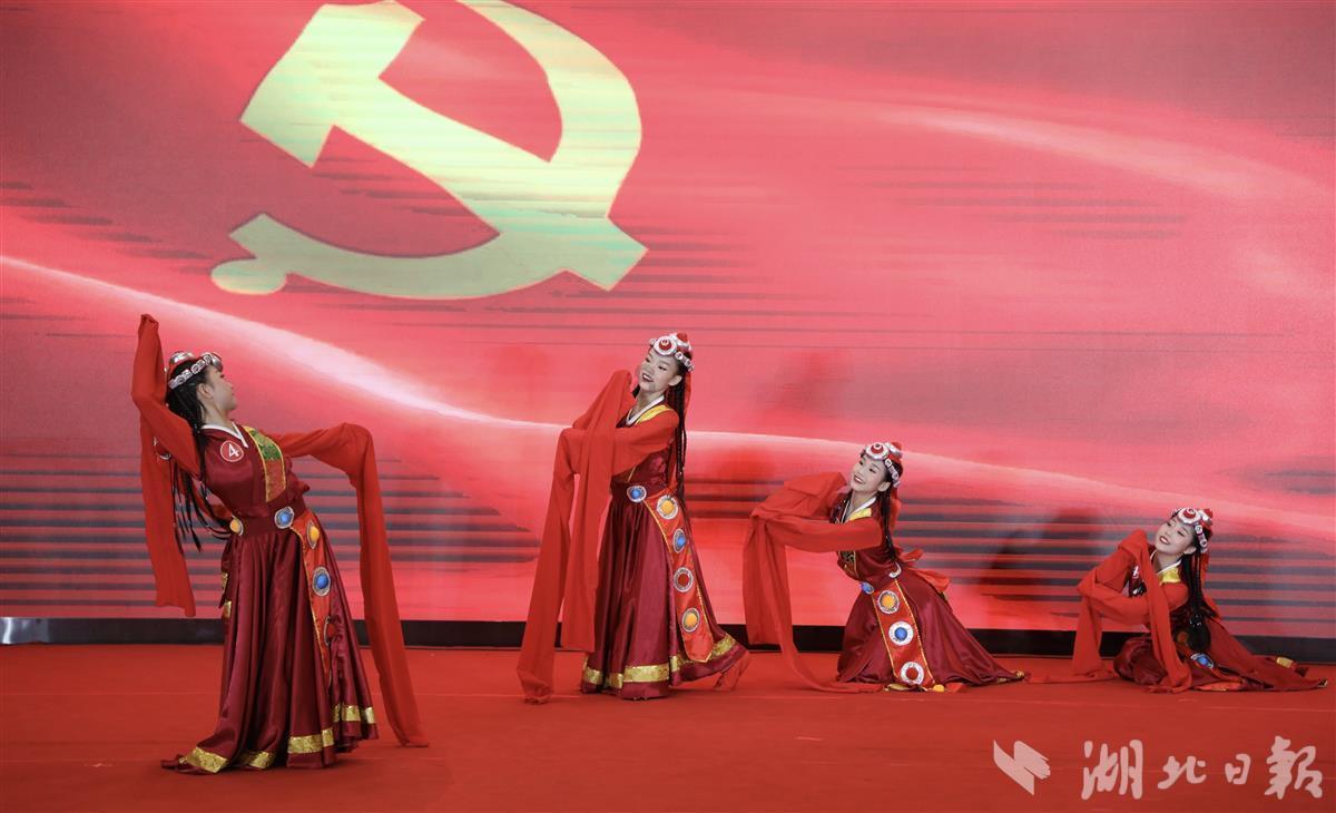 美女一袭蓝色长款连衣裙,清爽干练有魅力,你觉得好看吗?——让知识在星球上碰撞
