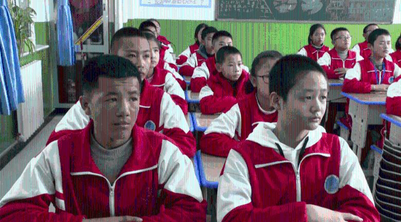 各方迅速启动应急预案 搜救工作紧张有序进行(在现场)